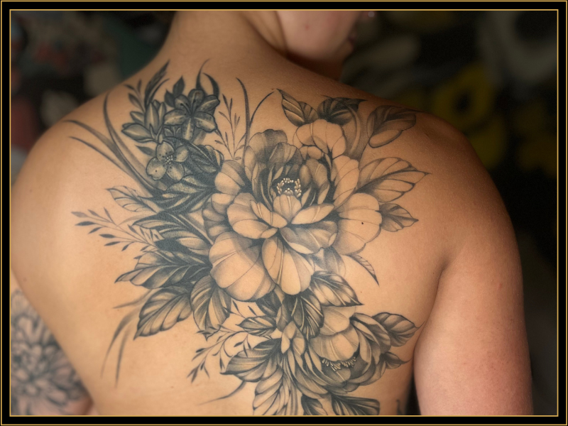 fine line bloemen tattoo