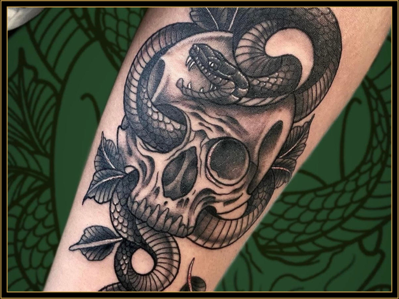 black and grey tattoo skull en slang