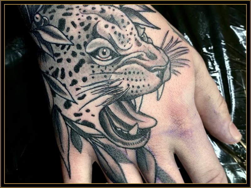 neo traditional panter tattoo op hand