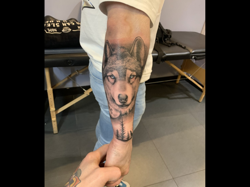 realisme wolf tattoo met blauwe ogen