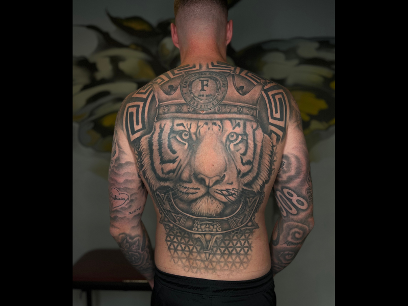 tijger tattoo realisme met geometrie