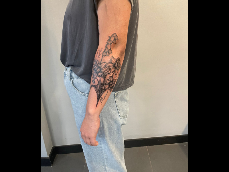 realisme bloemen tattoo onderarm