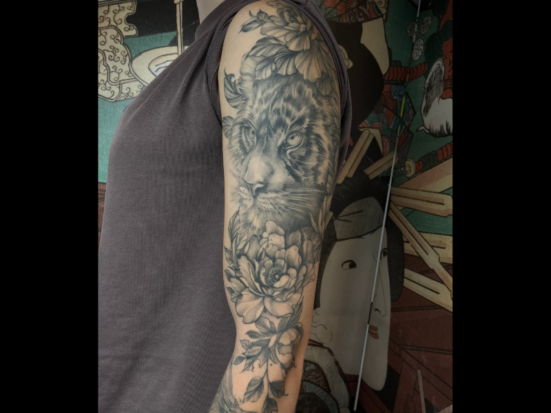 realisme tijger tattoo met bloemen