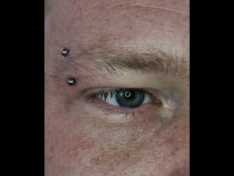 wenkbrauw piercing dordrecht