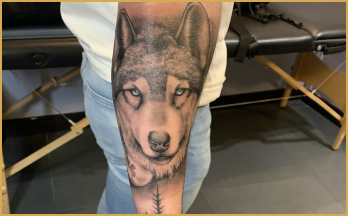 wolf met blauwe ogen tattoo