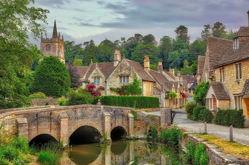 street-view-of-lovely-village-with-bridge-and-nature-in-cotswolds-england