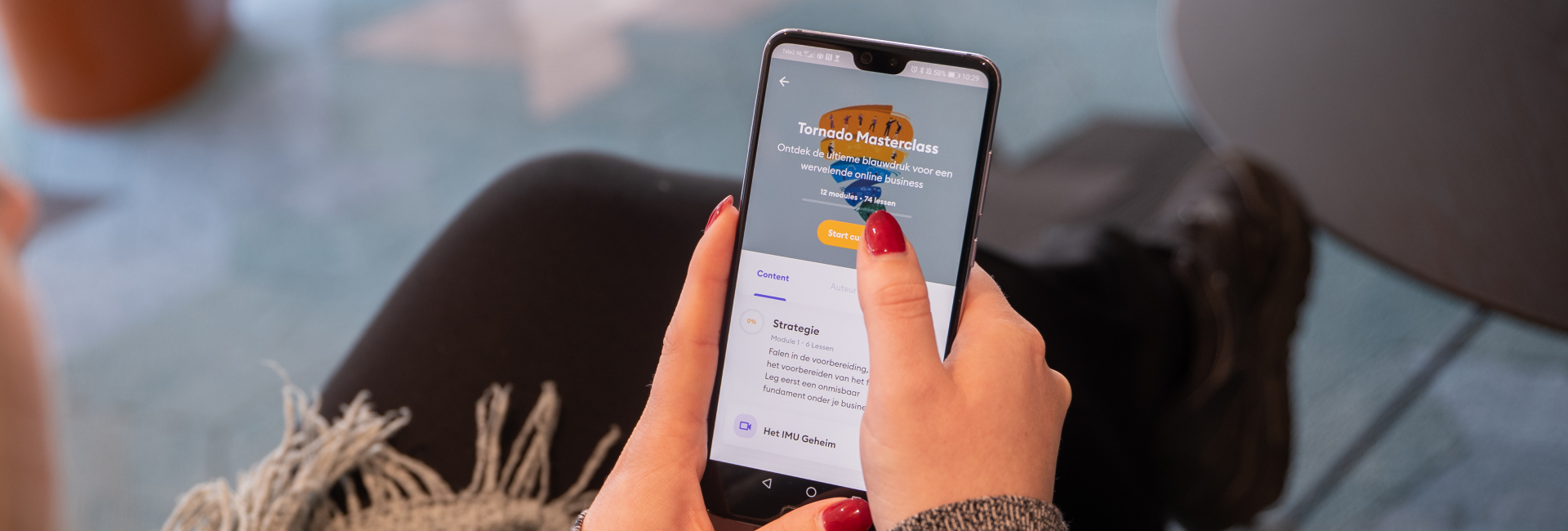 Huddle App Vrouw gebruikt Huddle App