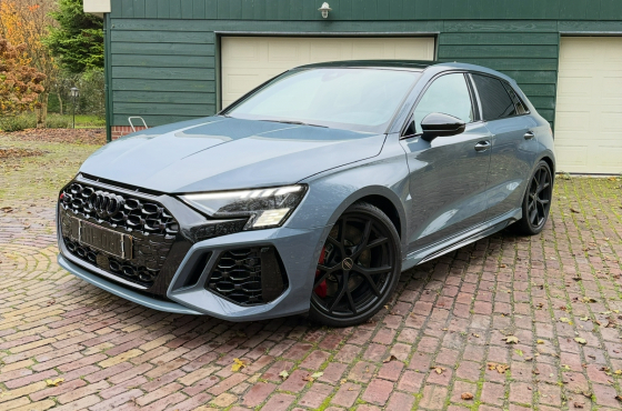Audi RS3 interieur herstel in Alkmaar – alcantara stuur professioneel gereinigd en vernieuwd door The Polish Company, specialist in interieur herstel Noord-Holland