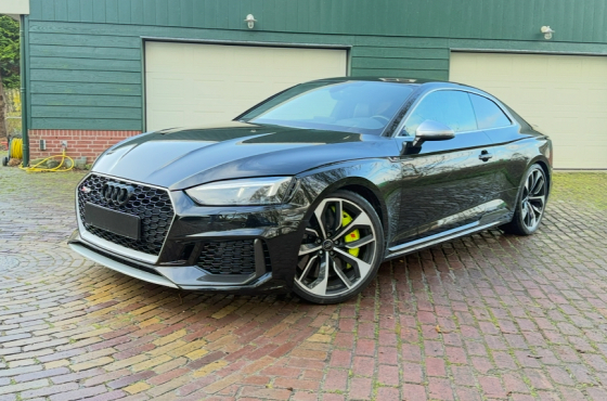 Audi RS5 interieur herstel in Alkmaar – versnellingspook opnieuw bekleed, van leder naar zwart alcantara. Uitgevoerd door The Polish Company, specialist in interieur herstel Noord-Holland