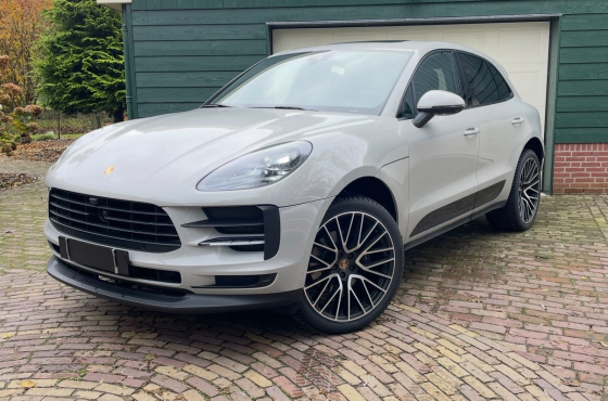 Porsche Macan interieur herstel in Alkmaar – gat in lederen deurpaneel professioneel hersteld door The Polish Company, specialist in lederreparatie & interieur herstel Noord-Holland
