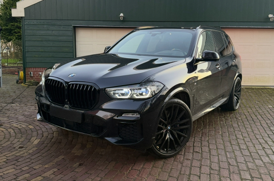 BMW X5 interieur herstel in Alkmaar – middenconsole lederbeschadiging professioneel hersteld door The Polish Company, specialist in interieur reparatie Noord-Holland