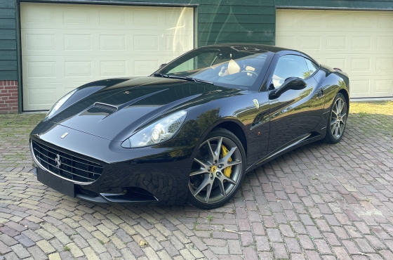 Ferrari California interieur herstel in Alkmaar – instapschade aan lederen stoel professioneel hersteld. Uitgevoerd door The Polish Company, specialist in exclusieve auto interieur herstel Noord-Holland