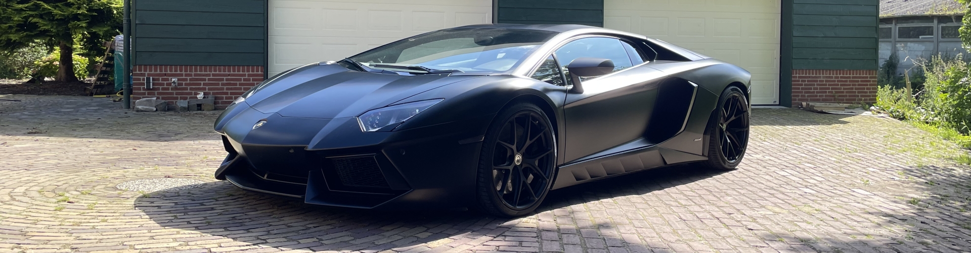 de eerste Aventador die bij ons kwam voor herstellen an instapschade