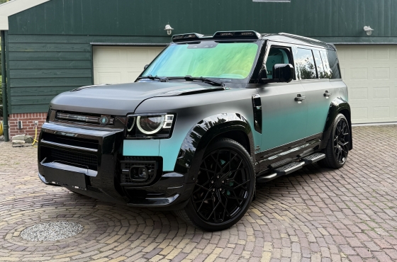 Land Rover Defender interieur herstel in Alkmaar – alcantara vlekken verwijderd, complete interieur detailing uitgevoerd en deurpanelen hersteld door The Polish Company, specialist in interieur herstel Noord-Holland