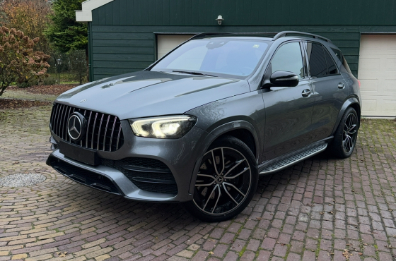 Mercedes GLE interieur herstel in Alkmaar – beschadigd lederen deurpaneel professioneel hersteld door The Polish Company, specialist in interieur reparatie Noord-Holland