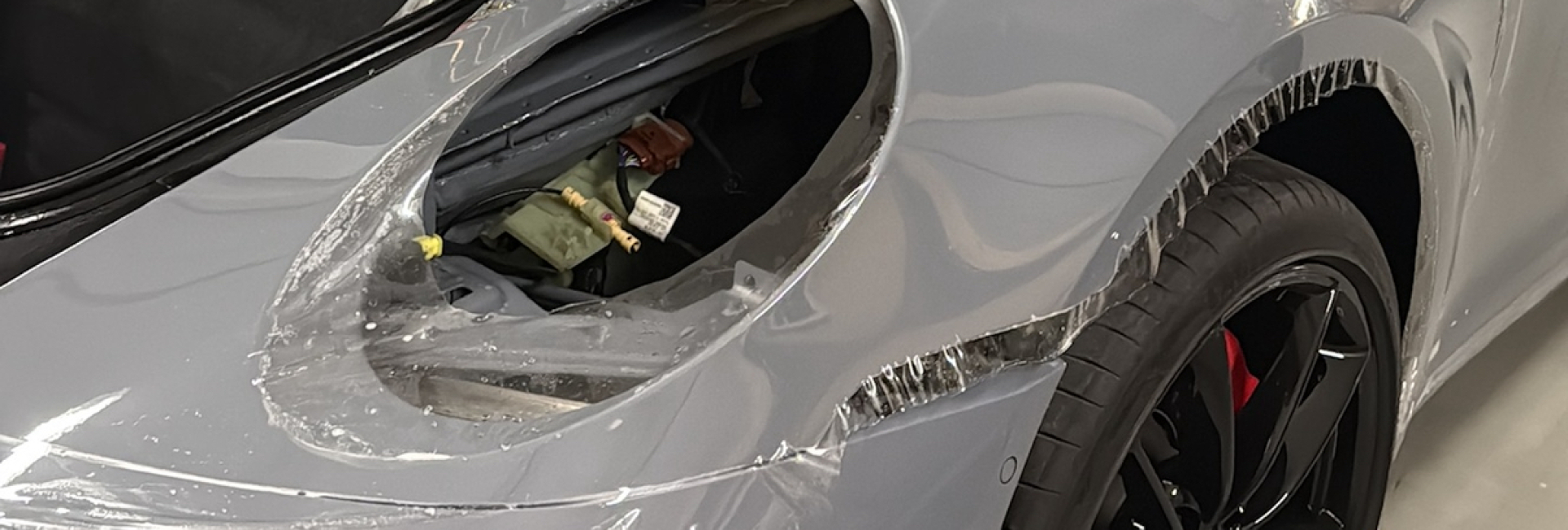 Installatiefoto van Porsche 911 Targa in Chalk kleur tijdens full front CovrGard Paint Protection Film installatie in Alkmaar door The Polish Company