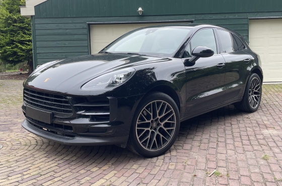 Porsche Macan interieur herstel in Alkmaar – gat in deurpaneel professioneel hersteld door The Polish Company, specialist in interieur reparatie Noord-Holland