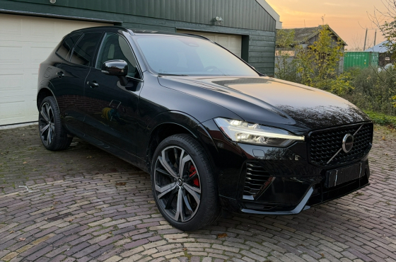 Volvo XC60 interieur herstel in Alkmaar – gat in deurpaneel professioneel hersteld door The Polish Company, specialist in interieur reparatie Noord-Holland