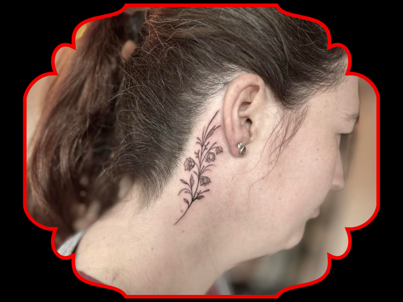 fine line bloemen tattoo achter oor