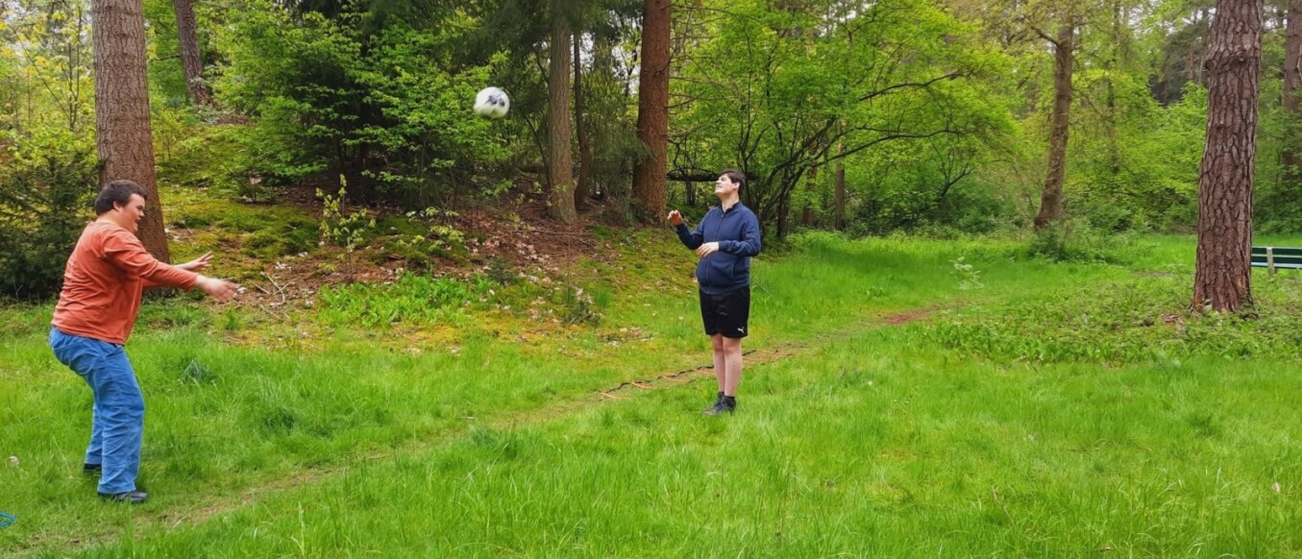 Buiten sporten in het bos met de bal