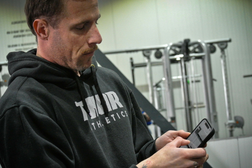 Personal trainer geeft persoonlijk trainingsschema op maat in professionele gym in Leeuwarden