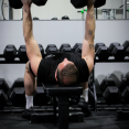 Sporten met dumbells en topapparatuur in een professionele en hechte omgeving.
