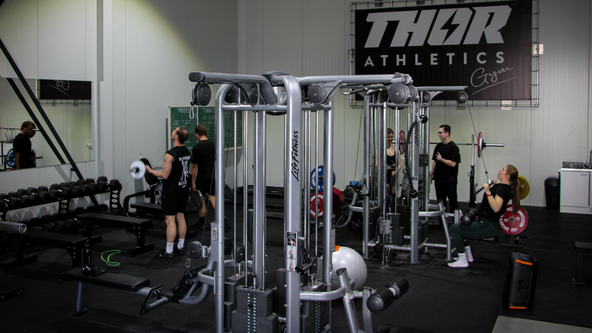 Professionele 24/7 gym in Leeuwarden met krachttraining, personal training en sterke community – sporters helpen elkaar