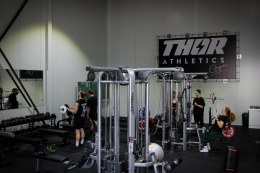 Professionele 24/7 gym in Leeuwarden met krachttraining, personal training en sterke community – sporters helpen elkaar