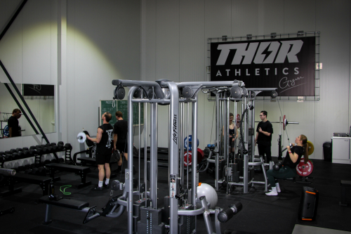 Professionele 24/7 gym in Leeuwarden met krachttraining, personal training en sterke community – sporters helpen elkaar