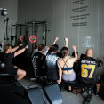 Hechte fitness community in professionele 24/7 gym in Leeuwarden – sporters ondersteunen elkaar tijdens krachttraining