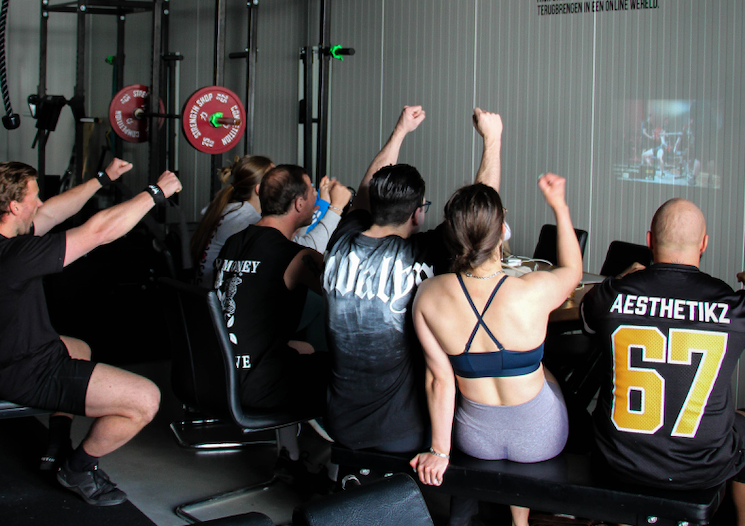 Hechte fitness community in professionele 24/7 gym in Leeuwarden – sporters ondersteunen elkaar tijdens krachttraining