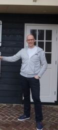 pierre masteling voor praktijk peirre mastel;ing zichtbaar voor zijn praktijk