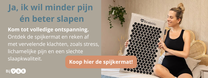 vrouw met spijkermat in haar handen, button naar kopen