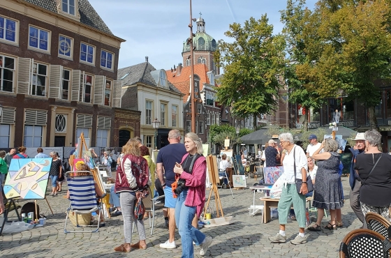 Sfeerbeelden van het Montmartre Plein, kunstenaars aan het werk, en de diverse kunstexposities