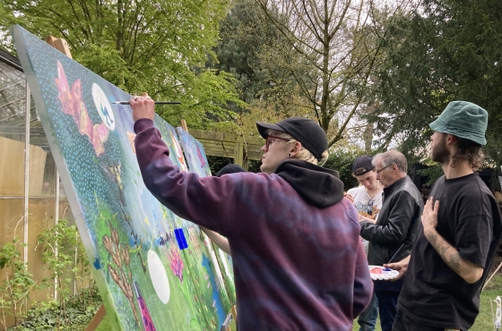 Onno en Sthom werken buiten aan hun kunstwerk