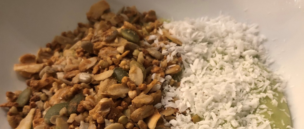 Avocado banaan ontbijt met boekweitgranola en kokosschilfers