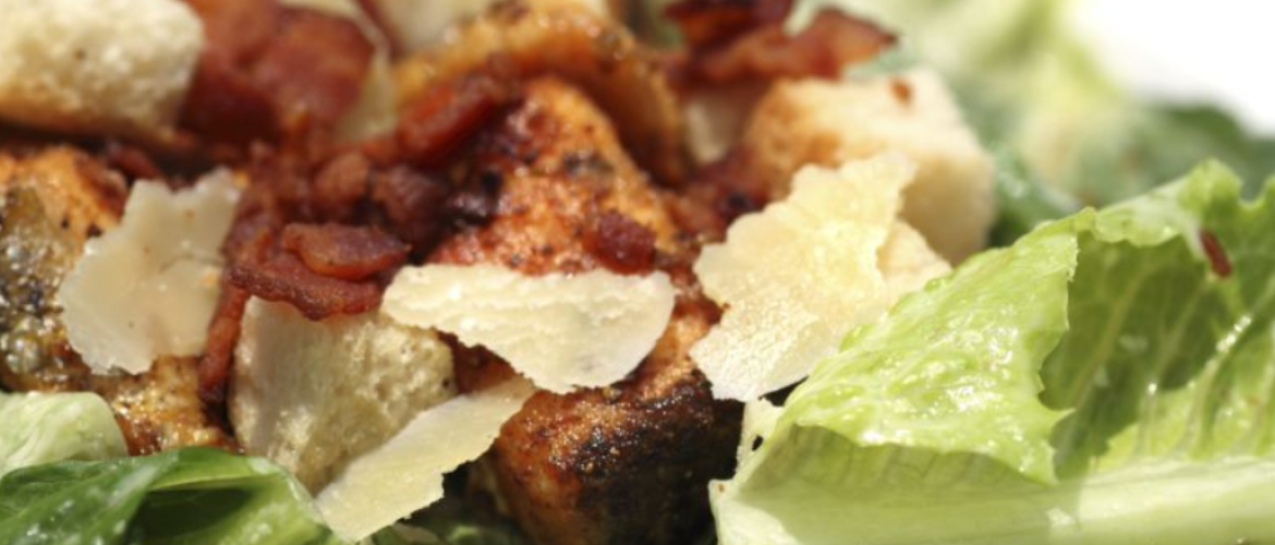 Caesar salade met krokante kip, gekookt ei en ansjovis
