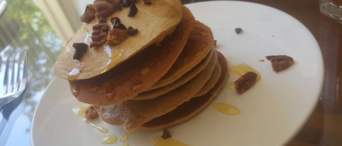 Chocolate chip havermout pannenkoeken met walnoten en honing