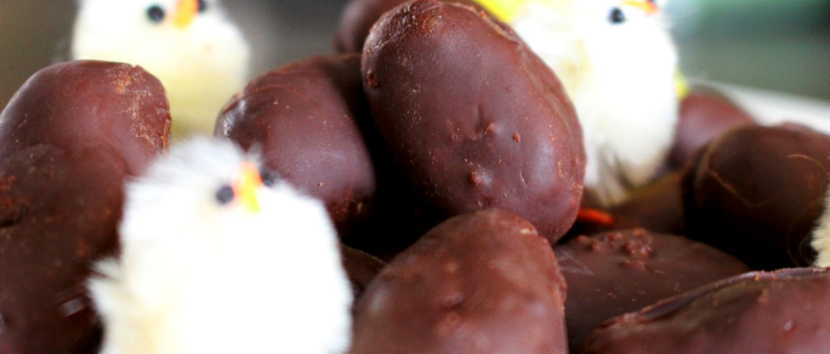 Gezonde paaseitjes met pure chocolade, noten en dadels