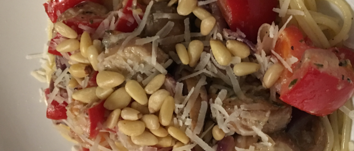 Low-carb pasta met paprika, kastanjechampignons en tijmpesto