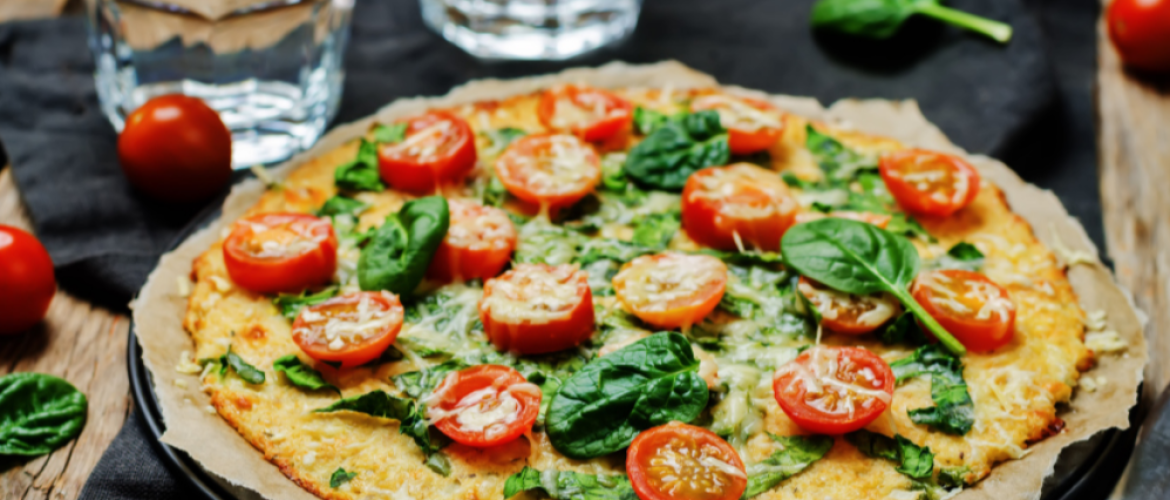 Low-carb pizza met cherrytomaatjes, spinazie en Parmezaan