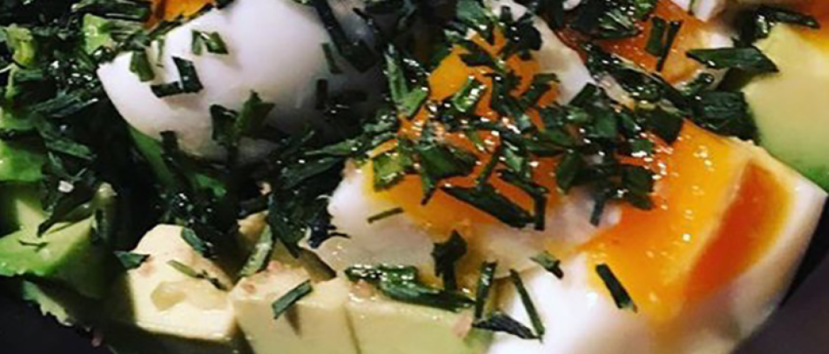Ontbijt met avocado, gekookt ei, olijfolie en bieslook