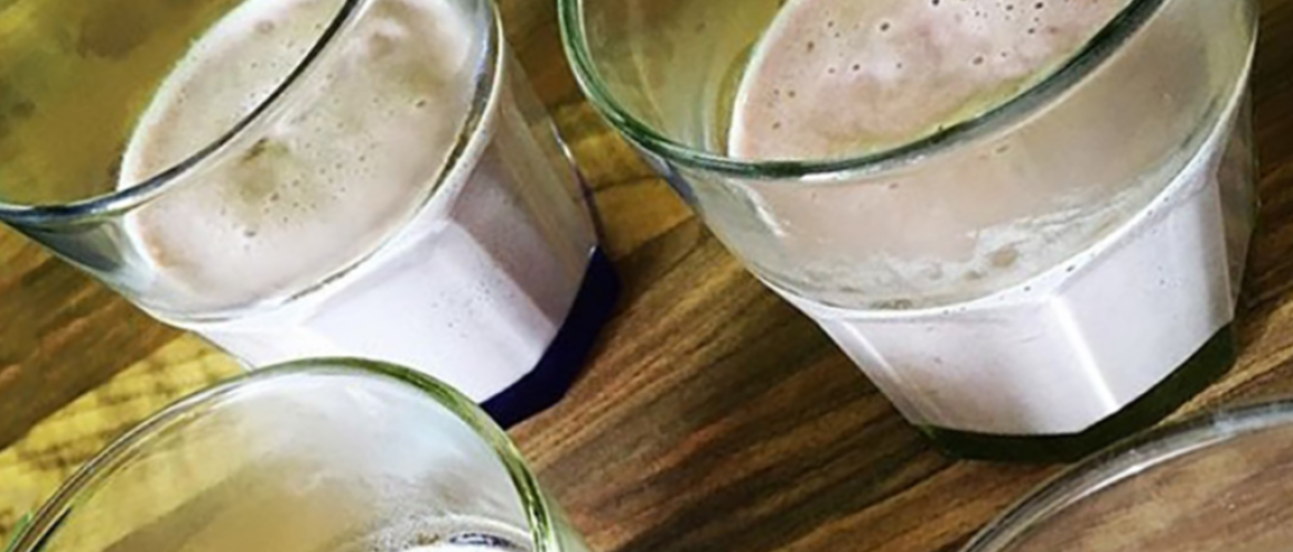 Panna cotta met kokosmelk, banaan en frambozen