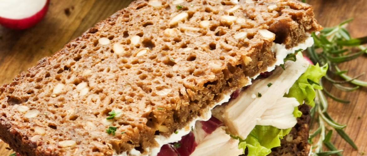 Sandwich met kip, avocado en hüttenkäse