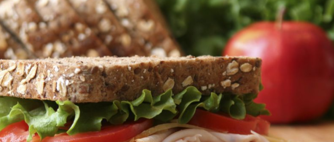 Speltboterhammen met hüttenkäse, gerookte kipfilet en komkommer