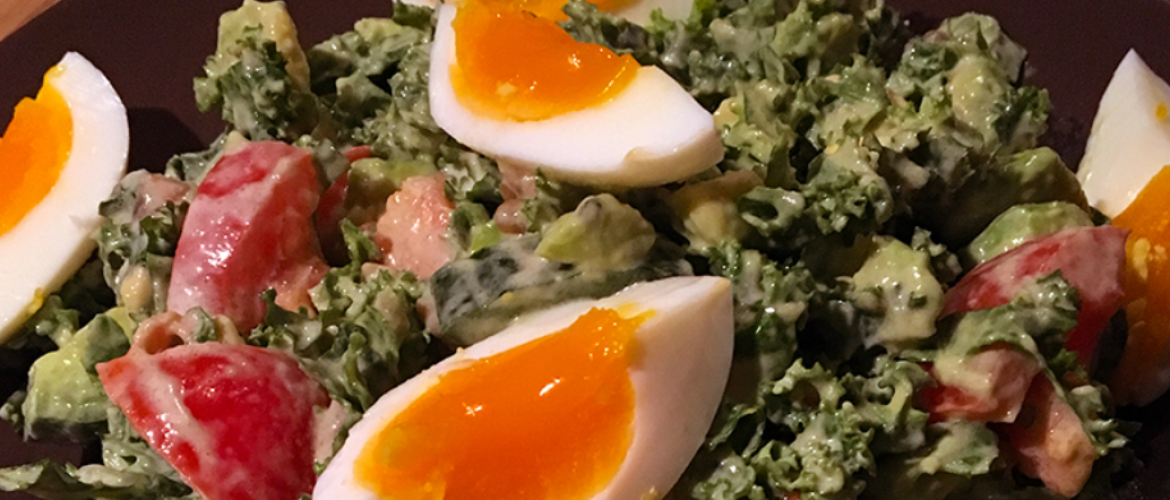 Winterse boerenkoolsalade met avocado en ansjovis