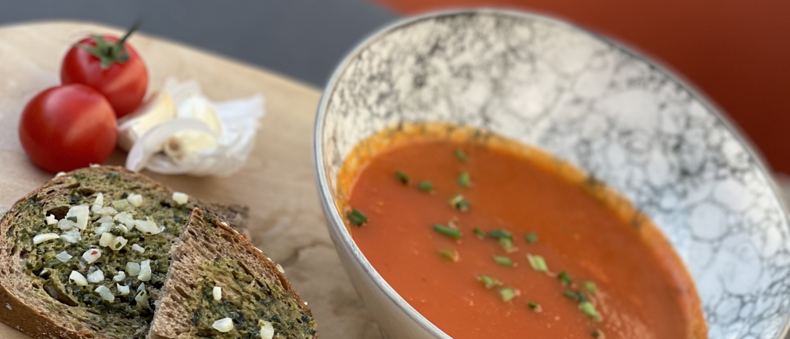 Gazpacho van paprika, tomaat en toast knoflook