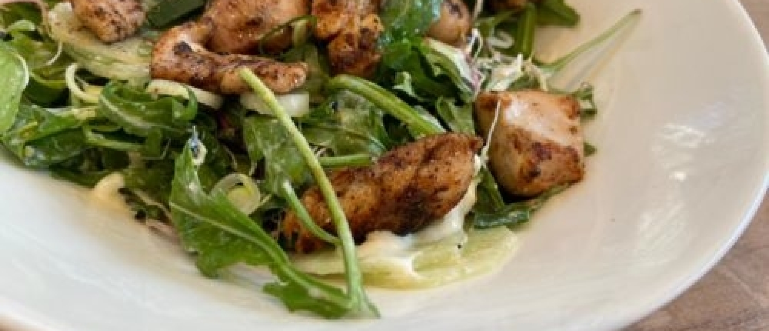 Frisse rucola salade met bio kip, pittige kiemen, komkommer en lente-ui