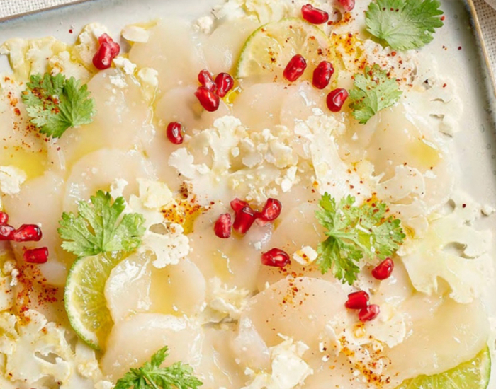 Carpaccio van sint-jakobsnoten en bloemkool met granaatappel