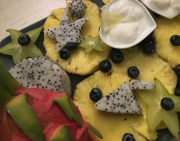 Carpaccio van ananas met sorbetijs en tropisch fruit